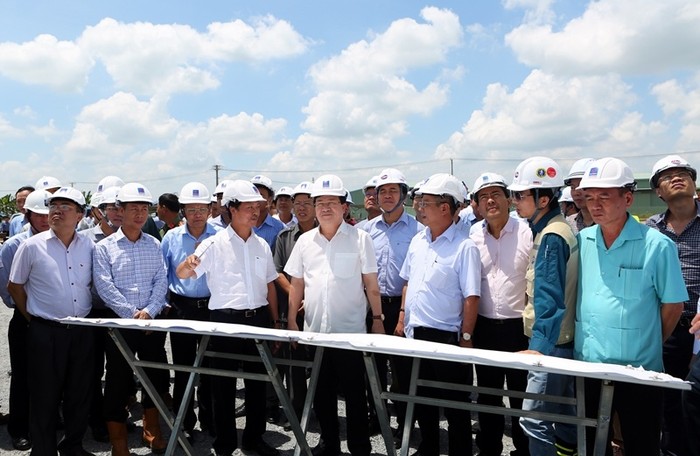 Phó Thủ tướng cùng đoàn công tác thị sát công trường Dự án Nhà máy Nhiệt điện Dầu khí Sông Hậu 1