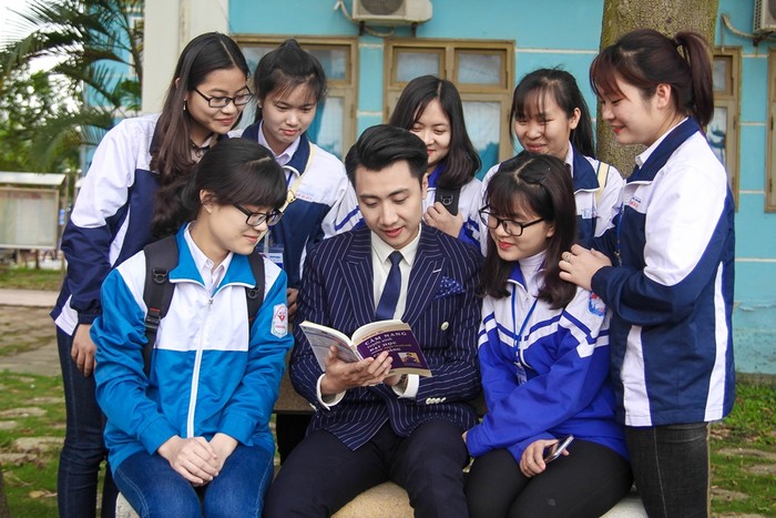 Thạc sĩ Hoàng Anh Duy (Đại học Ngoại thương Hà Nội) giới thiệu “Cẩm nang tuyển sinh Đại học - Cao đẳng 2017” với học sinh Hải Dương.