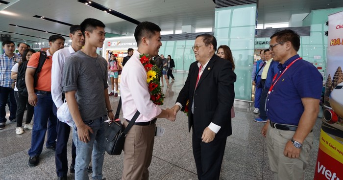 Phó Tổng giám đốc Vietjet - ông Nguyễn Đức Tâm chào đón hành khách đầu tiên trên chuyến bay Hà Nội – Siem Reap (Campuchia) - ảnh nguồn Vietjet.