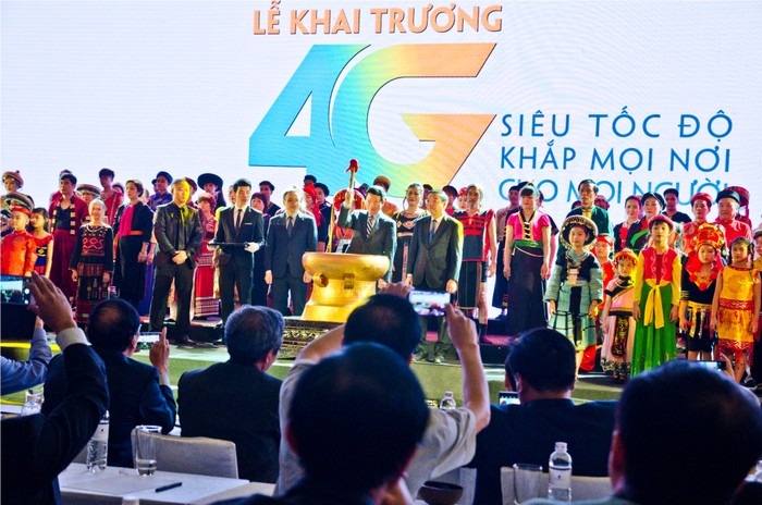Thiếu tướng Nguyễn Mạnh Hùng - Tổng giám đốc Viettel đánh trống khai trương mạng 4G - ảnh: H. Lực
