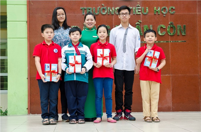 Tôn Nữ được mời trao quà cho các em học sinh của trường Tiểu học Đặng Trần Côn đạt giải trong các cuộc thi Toán, thi tiếng Anh của quận Thanh Xuân - Hà Nội - ảnh: H.Lực.