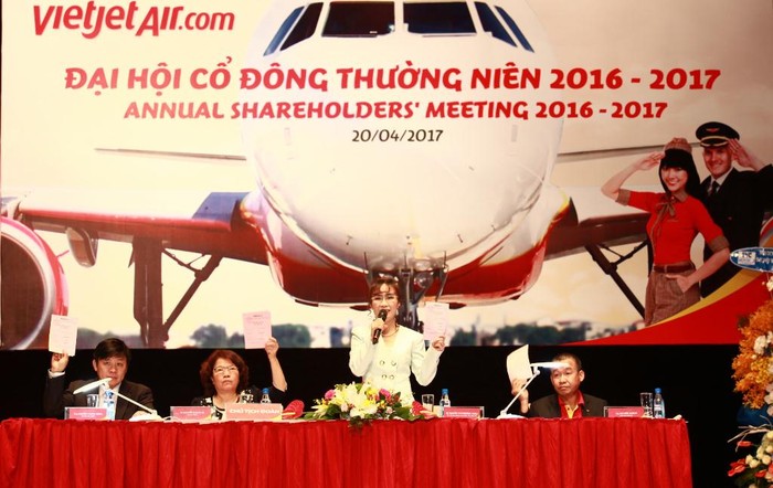 Lãnh đạo Vietjet Air thông qua báo cáo kết quả kinh doanh năm 2016 và kế hoạch kinh doanh 2017 trình đại hội - ảnh nguồn Vietjet.