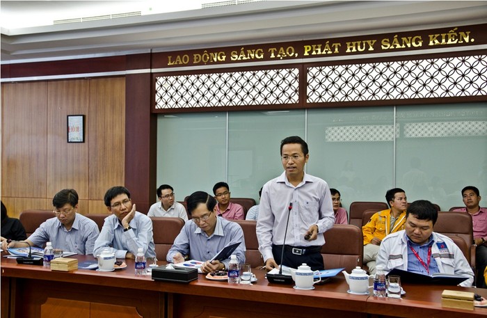 Ông Nguyễn Văn Bé Ba - Phó Giám đốc Công ty Khí Cà Mau (đứng) chia sẻ thông tin về doanh nghiệp - ảnh: H.Lực