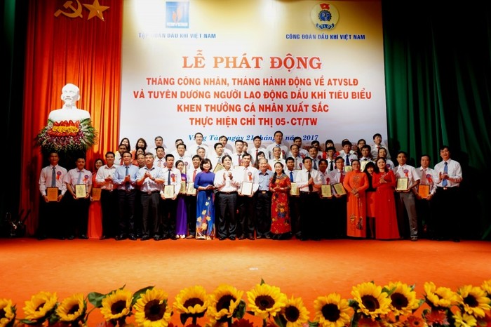 51 người lao động Dầu khí tiêu biểu và 23 cá nhân xuất sắc trong việc thực hiện Chỉ thị 05 - CT/TW - ảnh nguồn Tập đoàn Dầu khí Việt Nam.