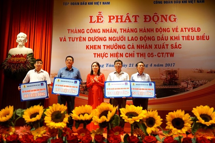Đại diện 4 đơn vị nhận hỗ trợ cho người lao động có hoàn cảnh khó khăn do công đoàn dầu khí Việt Nam trao tặng - ảnh Tập đoàn Dầu khí.