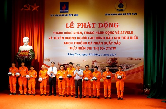 Lãnh đạo Tập đoàn và công đoàn dầu khí Việt Nam trao tượng trưng 10 mũ bảo hiểm cho công nhân viên lao động hưởng ứng Tháng hành động về an toàn lao động năm 2017 - ảnh Tập đoàn Dầu khí.