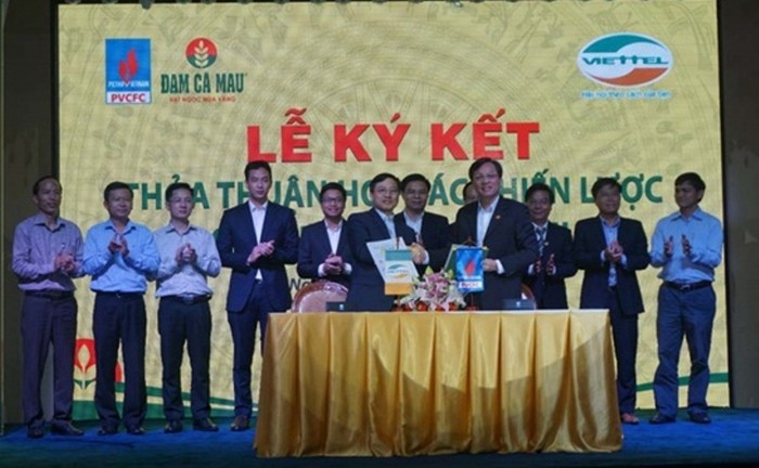 Ông Bùi Minh Tiến - Tổng giám đốc Đạm Cà Mau và ông Hoàng Sơn - Tổng giám đốc Tổng Công ty Viễn thông Viettel đại diện hai doanh nghiệp ký kết thỏa thuận hợp tác - ảnh nguồn Đạm Cà Mau.
