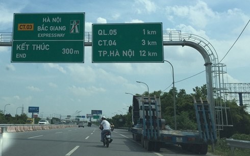 Dự án BOT Bắc Giang - Hà Nội không xứng thu phí bởi tiêu chuẩn thiết kế là đường cao tốc nhưng chưa có đường gom dẫn đến cả ô tô và xe máy cùng lưu thông trên cùng làn đường là bất hợp lý. Ảnh nguồn: VOV.