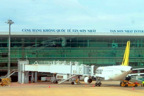 Trước việc sân bay Tân Sơn Nhất quá tải các chuyên gia hàng không cho rằng, cải tạo, nâng cấp sân bay Tân Sơn Nhất là yêu cầu cấp bách - ảnh Hoàng Lực.
