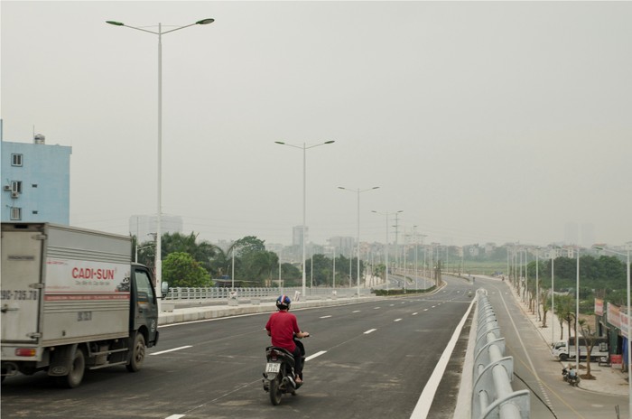 Ngày 28/4 vừa qua, Thành phố Hà Nội chính thức thông xe tuyến đường dài 3,5km, để có được tuyến đường này Hà Nội phải &quot;đánh đổi&quot; gần 70ha đất - ảnh: H.Lực.