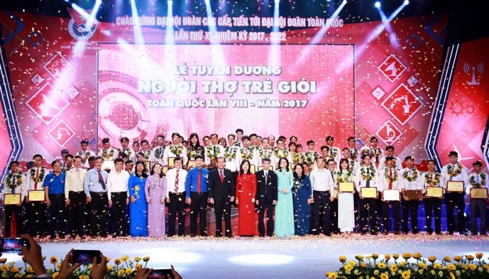 Các đồng chí lãnh đạo chụp ảnh lưu niệm với những thợ trẻ giỏi được tuyên dương - ảnh Tập đoàn Dầu khí Việt Nam