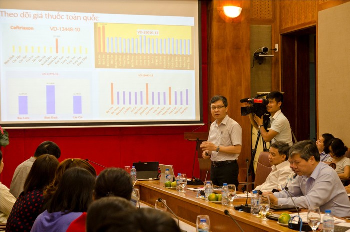 Ông Dương Tuấn Đức, Giám đốc Trung tâm Giám định Bảo hiểm y tế và Thanh toán đa tuyến phía Bắc (thuộc Bảo hiểm xã hội Việt Nam) trao đổi thông tin về hoạt động của Hệ thống thông tin giám định Bảo hiểm y tế trong 4 tháng đầu năm 2017 - ảnh: H.Lực.
