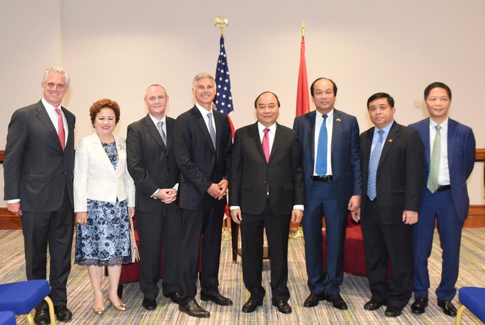 Thủ tướng Nguyễn Xuân Phúc chụp ảnh lưu niệm với đại diện Tập đoàn BRG và Tập đoàn Hilton Worldwide.