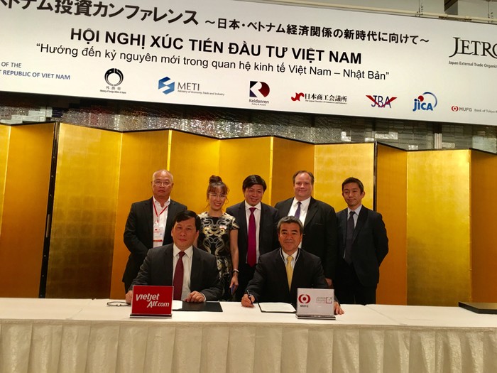 Tổng giám đốc Vietjet Nguyễn Thị Phương Thảo cùng đại diện lãnh đạo hai công ty chứng kiến lễ ký kết thoả thuận tổng giá trị 348 triệu đô la Mỹ tại Tokyo