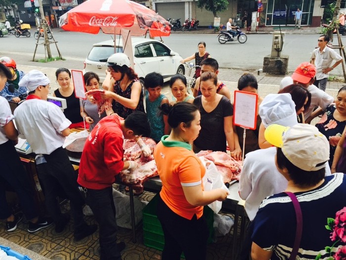 Chương trình bán hàng Chung tay tiêu thụ thịt lợn cùng bà con chăn nuôi của Intimex nhận được sự ủng hộ lớn của khách hàng.