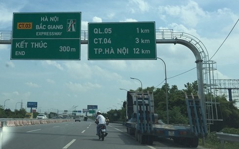 Dù được thiết kế là chuẩn cao tốc nhưng tuyến cao tốc Hà Nội - Bắc Giang chưa có đường gom nên cả ô tô xe máy di chuyển trên cùng làn đường /Ảnh nguồn: VOV.