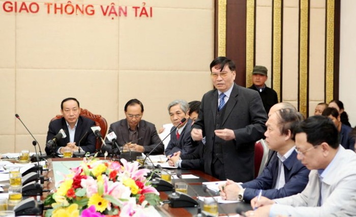 Theo ông Nguyễn Văn Thanh - Chủ tịch Hiệp hội Vận tải ôtô Việt Nam (đứng phát biểu) nhiều doanh nghiệp vận tải phản ánh có tình trạng phí chồng phí khi sử đường BOT - ảnh nguồn Bộ Giao thông vận tải.