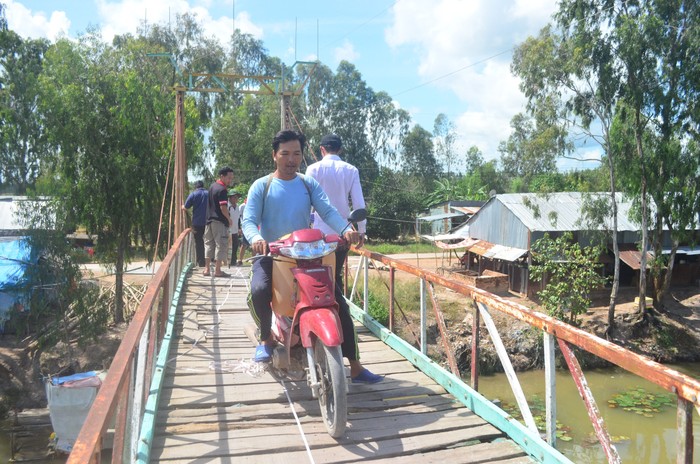 Cầu 13 xã Kiên Bình, huyện Kiên Lương đã xuống cấp nghiêm trọng, người dân qua lại thường xuyên gặp tai nạn đặc biệt là mùa mưa.
