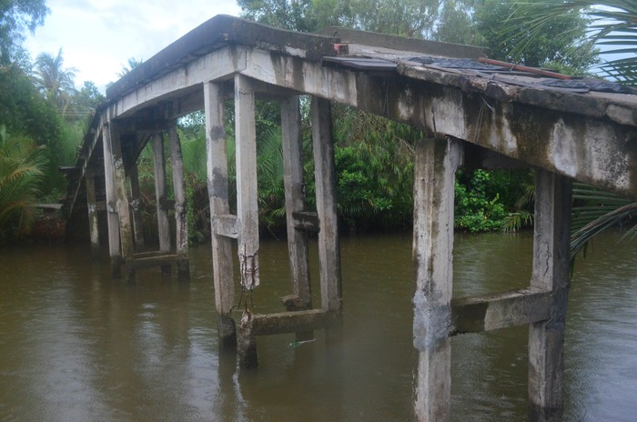 Cây cầu trên ấp Bình Thành, xã Vĩnh Bình Nam, huyện Vĩnh Thuận đã hư hỏng nặng, người dân qua lại thường xuyên gặp tại nạn, cả người và phương tiện đều rơi xuống kênh.