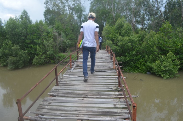 Cây cầu bắt qua kênh Thất Giồng 4, xã Phong Thạnh Tây, huyện Tân Phong, tỉnh Bạc Liêu nối liền với Khu du lịch sinh thái Vườn Chim đã hư hỏng nặng, mỗi ngày đều có xảy ra tai nạn.