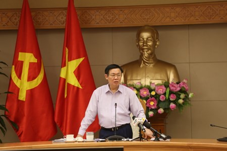 Phó Thủ tướng Vương Đình Huệ tại phiên họp triển khai kết luận của Bộ Chính trị mới đây về việc xử lý các tồn tại yếu kém của một số nhà máy, dự án yếu kém ngành Công Thương đã chủ trì. ảnh: vgp.
