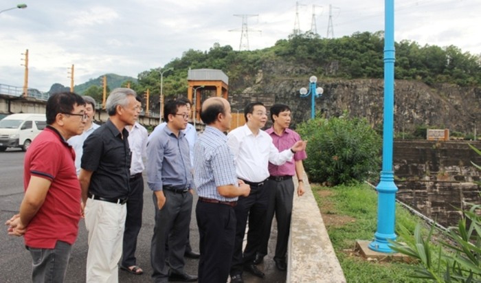 Đại biểu Hội đồng Tư vấn Khoa học và Công nghệ về an toàn hệ thống thủy điện thăm thực địa Nhà máy thủy điện sông Đà - ảnh nguồn Bộ Khoa học và Công nghệ.