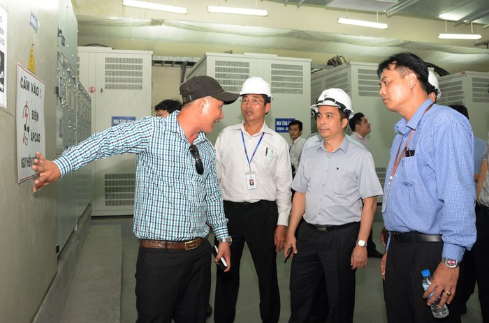 Phó Tổng giám đốc EVN Ngô Sơn Hải (đứng thứ 2 từ phải sang) kiểm tra công tác đảm bảo điện phục vụ APEC tại Intercontinental Resort - ảnh nguồn EVN