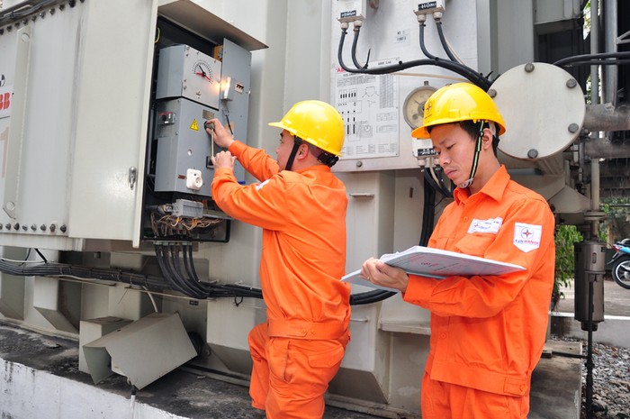Cán bộ Tập đoàn Điện lực kiểm tra các trạm biến áp trọng điểm cấp điện phục vụ Hội nghị - ảnh nguồn EVN