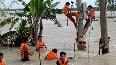 Cán bộ Tập đoàn điện lực gia cố bảo vệ công tơ, cột điện để giảm thiệt hại của thiên tai mưa bão - ảnh nguồn Báo điện tử Đảng Cộng sản Việt Nam.