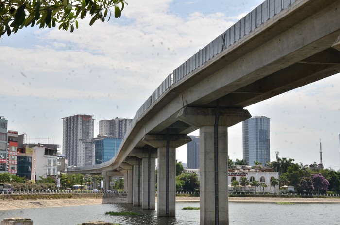 Dự án đường sắt Cát Linh - Hà Đông chậm tiến độ và đội vốn là bài học nhãn tiền trong quy hoạch xây dựng giao thông đô thị tại Hà Nội - ảnh: Hoàng Lực.