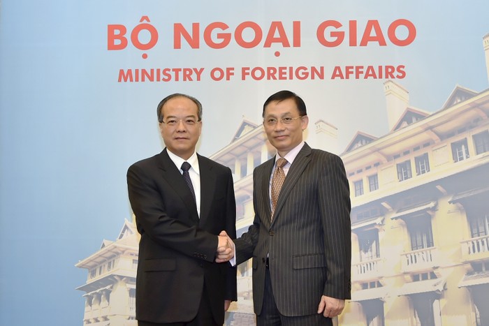 Thứ trưởng Bộ Ngoại giao Lê Hoài Trung (bên phải ảnh) và Phó Tỉnh trưởng thường trực tỉnh Quảng Đông, Trung Quốc Lâm Thiếu Xuân. Ảnh: BNG/ VGP