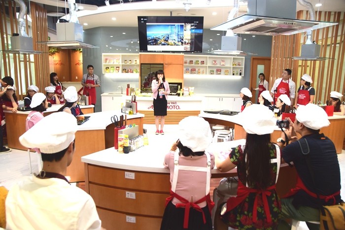 Quang cảnh lớp học nấu ăn dành riêng cho các phóng viên, nhà báo tại Ajinomoto Cooking Studio - ảnh Hoàng Lực