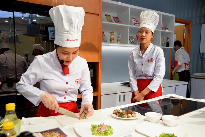 Đầu bếp Nguyễn Thị Tuyển chế biến và hướng dẫn cách chế biến món ăn - ảnh Hoàng Lực