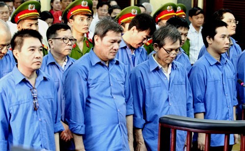 Dương Thanh Cường (hàng đầu, đứng thứ hai từ trái sang) cùng đồng phạm trong phiên xét xử phúc thẩm của Tòa án nhân dân Thành phố Hồ Chí Minh - ảnh nguồn VTCnews.