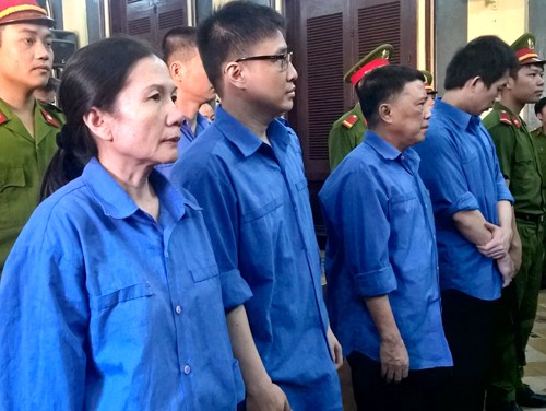 Bà Nguyễn Thị Hoàng Oanh (57 tuổi, nguyên giám đốc Agribank Bến Thành, quận 1 - đứng ngoài cùng bên trái) và đồng phạm tại tòa - ảnh Hải Duyên.