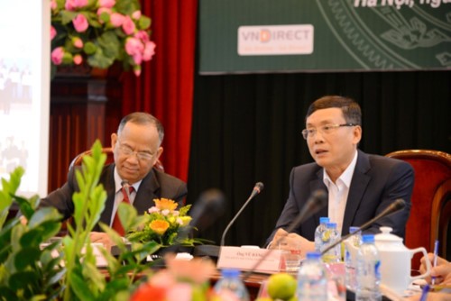 Tiến sĩ Vũ Bằng (ảnh phải) từng là Chủ tịch Ủy ban chứng khoán Nhà nước. Ông được coi là người đã đi cùng thị trường chứng khoán Việt Nam từ những ngày đầu tiên cách đây 20 năm đến khi nghỉ hưu tháng 5 vừa qua. (Ảnh: Báo Nhân Dân)