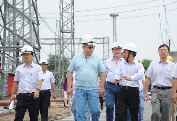 Ông Nguyễn Tuấn Tùng - Phó Tổng Giám đốc EVNNPT giới thiệu với ông Andrey Murov và đoàn công tác về công nghệ, thiết bị và công tác quản lý vận hành tại Trạm biến áp 500 kV Thường Tín - ảnh nguồn EVN