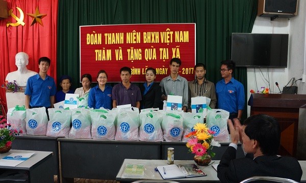Đại diện Đoàn Thanh niên Bảo hiểm xã hội Việt Nam tặng quà các gia đình có hoàn cảnh khó khăn tại Cao Bằng - ảnh nguồn Bảo hiểm xã hội Việt Nam.