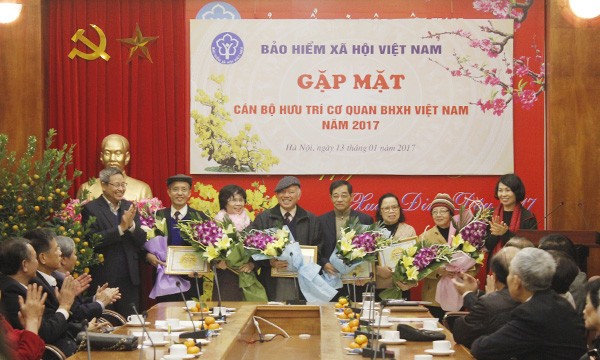 Lãnh đạo Bảo hiểm xã hội Việt Nam tặng hoa quà cho cán bộ hưu trí cơ quan bảo hiểm xã hội qua các thời kỳ - ảnh nguồn Bảo hiểm xã hội Việt Nam.