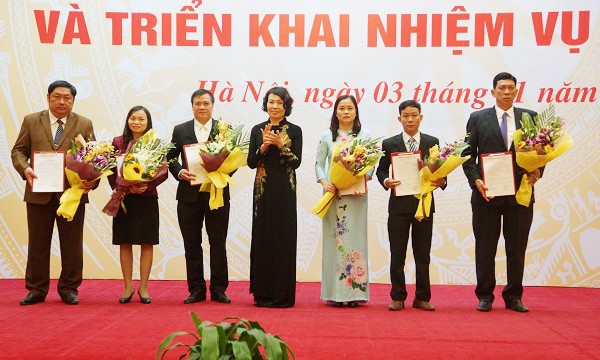 Tổng Giám đốc Nguyễn Thị Minh trao các quyết định bổ nhiệm - ảnh nguồn Bảo Hiểm xã hội Việt Nam.