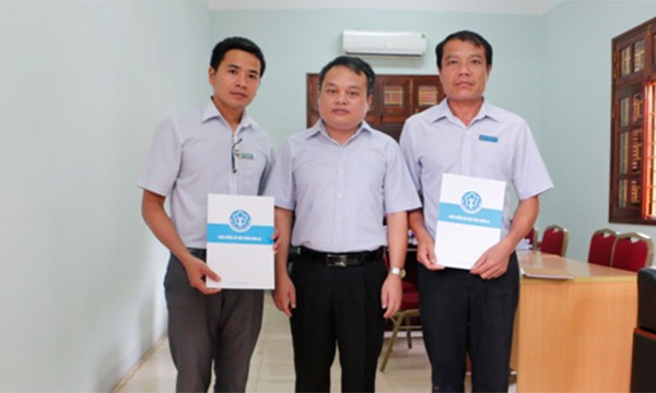 Hỗ trợ và động viên 2 viên chức của Bảo hiểm xã hội huyện Mường La - ảnh nguồn Bảo hiểm xã hội Việt Nam.