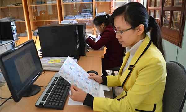 Cán bộ bảo hiểm xã hội làm thủ tục cấp sổ bảo hiểm xã hội và thẻ bảo hiểm y tế theo mã số bảo hiểm xã hội - ảnh nguồn Bảo hiểm xã hội Việt Nam