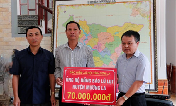 Trao số tiền 70 triệu đồng ủng hộ đồng bào huyện Mường La - ảnh nguồn Bảo hiểm xã hội Việt Nam.