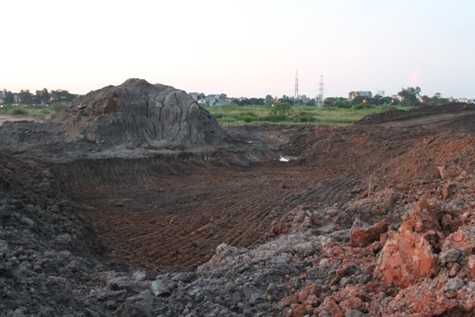 Cả khu đất đã được đào bới nhưng vẫn không thấy dấu tích của ngôi mộ (chụp ngày 21/8)