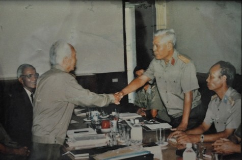 Đại tướng Võ Nguyên Giáp bắt tay Trung tướng Nguyễn Văn Ninh