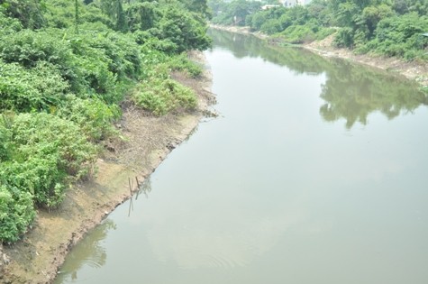 Đoạn sông phát hiện ra xác chết (ảnh chụp từ trên cầu sông Nhuệ)