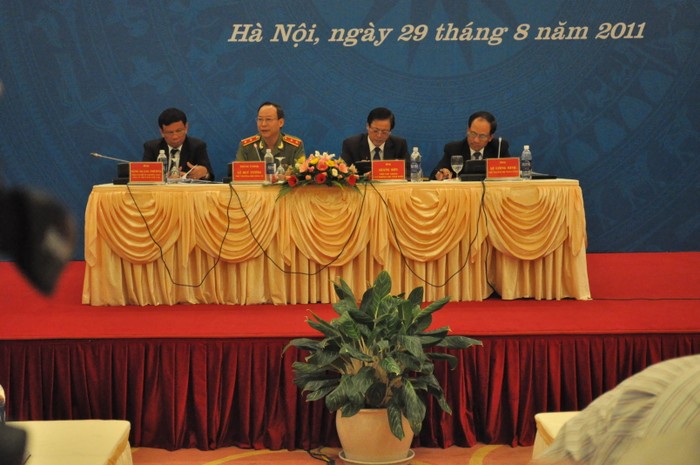 Trung tướng Lê Quý Vương trả lời các câu hỏi từ các PV trong và ngoài nước