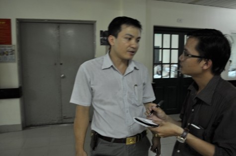 ThS, BS .Trần Hoàng Tùng đang trao đổi với PV tại BV Việt - Đức (ảnh trái)
