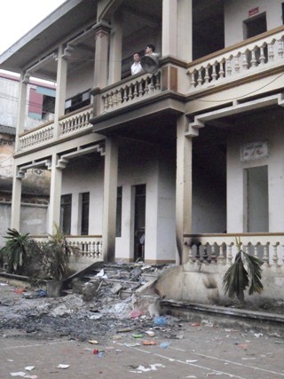 Trụ sở UBND xã tan hoang sau khi một số đối tượng quá khích phóng hỏa