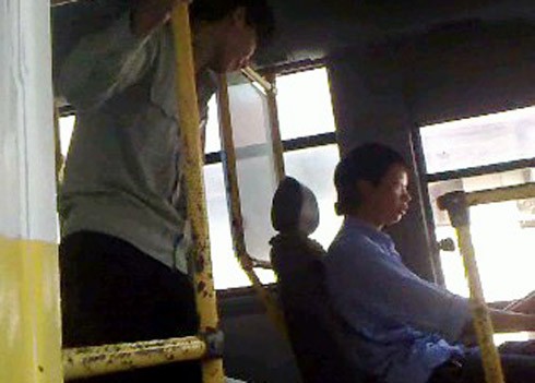 Lái xe Long và phụ xe Thanh của xe bus tuyến số 34 mang BKS 30K - 1550 đã có hành vi gây bức xúc trong dư luận (Ảnh Tiến Dũng/ Theo VnExpress)